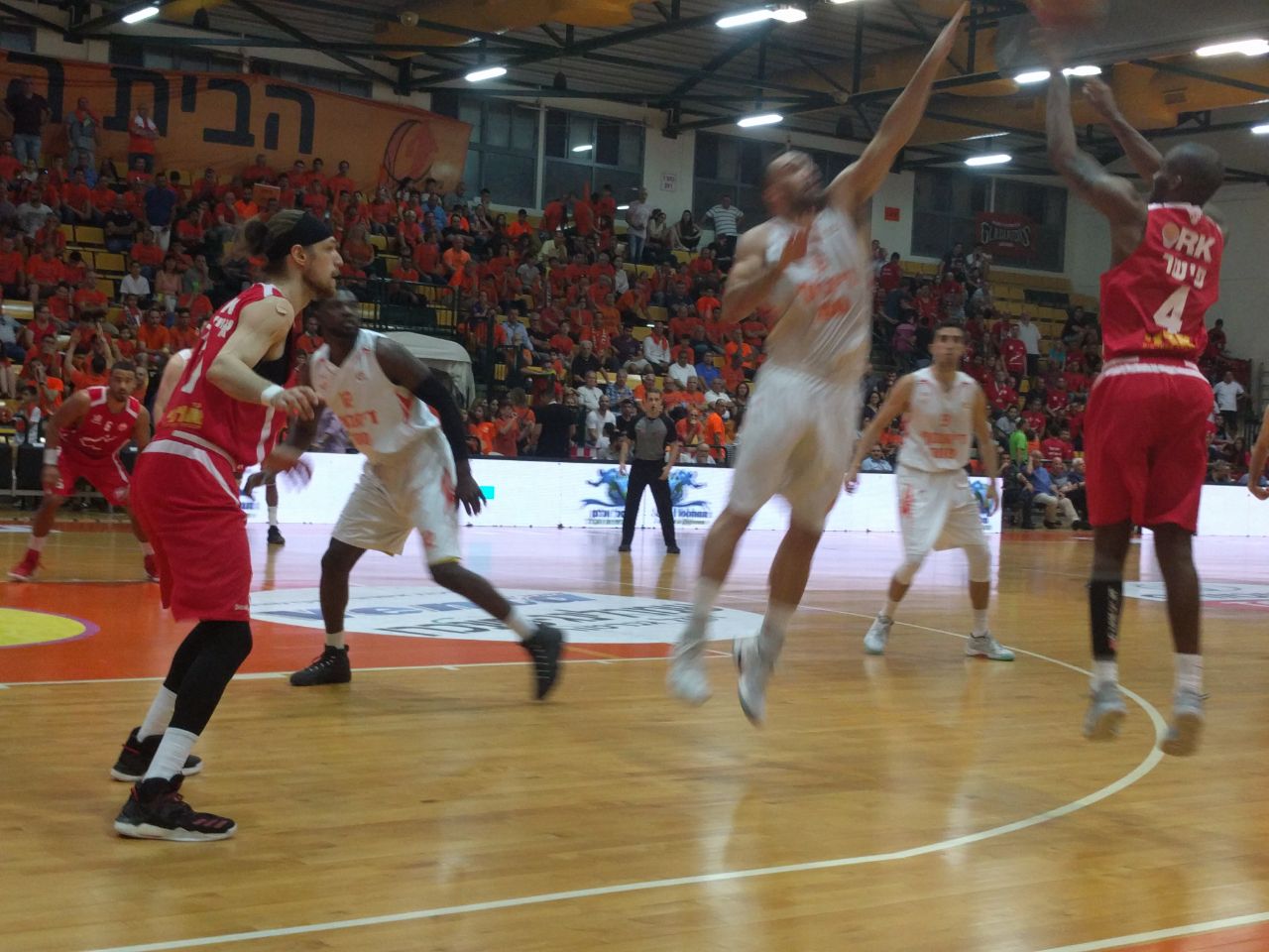 אנטוני פישר עולה לשלשה מול טל דן בנס ציונה. באר שבע מתעלה (צילום: באדיבות אלירן כהן)